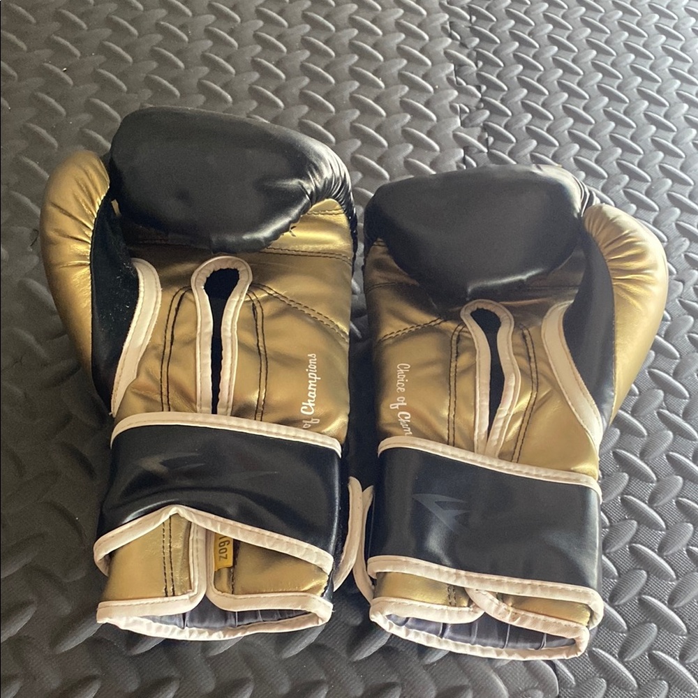 Everlast Premium Black and Gold Gloves - Picture 2 of 2